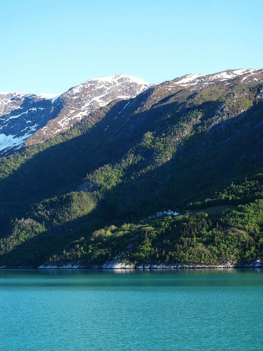 Garden Alrek i Vik ved Sognefjorden. Hegrefjellet (971 moh) til høgre og Raudfjellet(1259 moh) til venstre
The farm Alrek in Vik at the Sognefjord. Hegrefjellet to the right ( 971 meters) and Raudfjellet (1259 meters) to the left 
