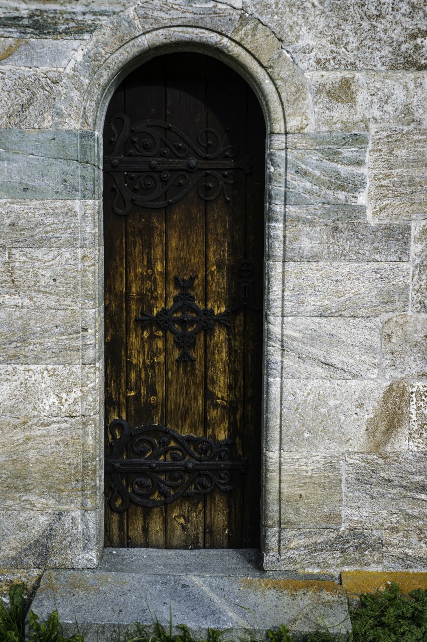 Inngangsdør Hove stein kyrkje
Entrance door Hove stone church