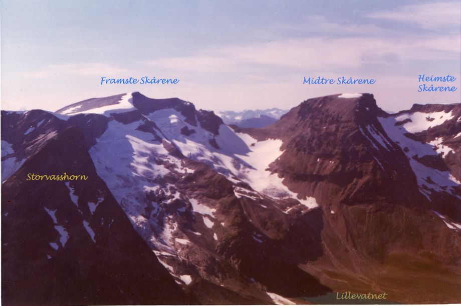 Utsikt frå toppen av Kupenibba mot Storvasshorn og Skårene.