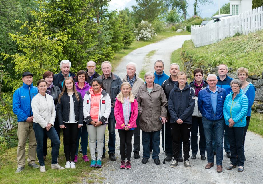 Folk på Seim og Vetleøyri 18.juni 2015 ved Deievollen i Vik. Namn kjem seinare.
