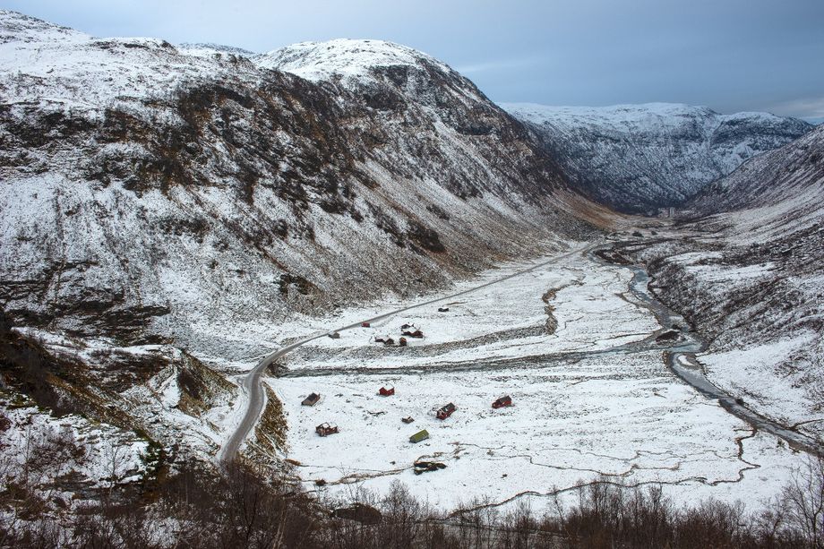 Hola og Kvassdalen der Vikafjellet startar fra sørsida (Vossesida), opp Hole-svingane der fotografen står og videre nordover mot Vik i Sogn